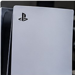 PS5 Gehäuse Reparatur – Gehäuseteil einer PlayStation 5