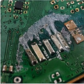 PS5 HDMI Leiterbahn Pad Reparatur – beschädigte Leiterbahnen und Lötpads auf einer Platine