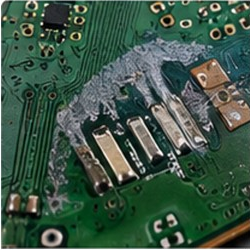 PS5 HDMI Leiterbahn Pad Reparatur – beschädigte Leiterbahnen und Lötpads auf einer Platine