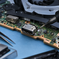 PS5 HDMI-Port Reparatur – HDMI-Anschluss auf einer PlayStation 5 Platine wird gelötet