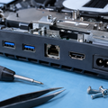 PS5 LAN-Port Reparatur – Netzwerkanschluss und weitere Anschlüsse einer geöffneten PlayStation 5