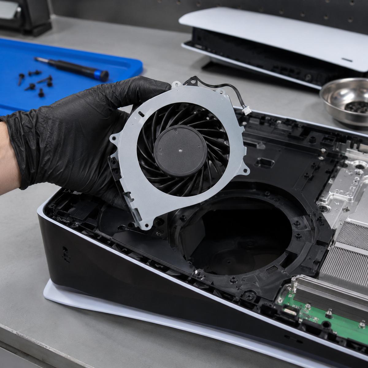 PS5 Lüfter Austausch – ausgebauter Lüfter einer geöffneten PlayStation 5