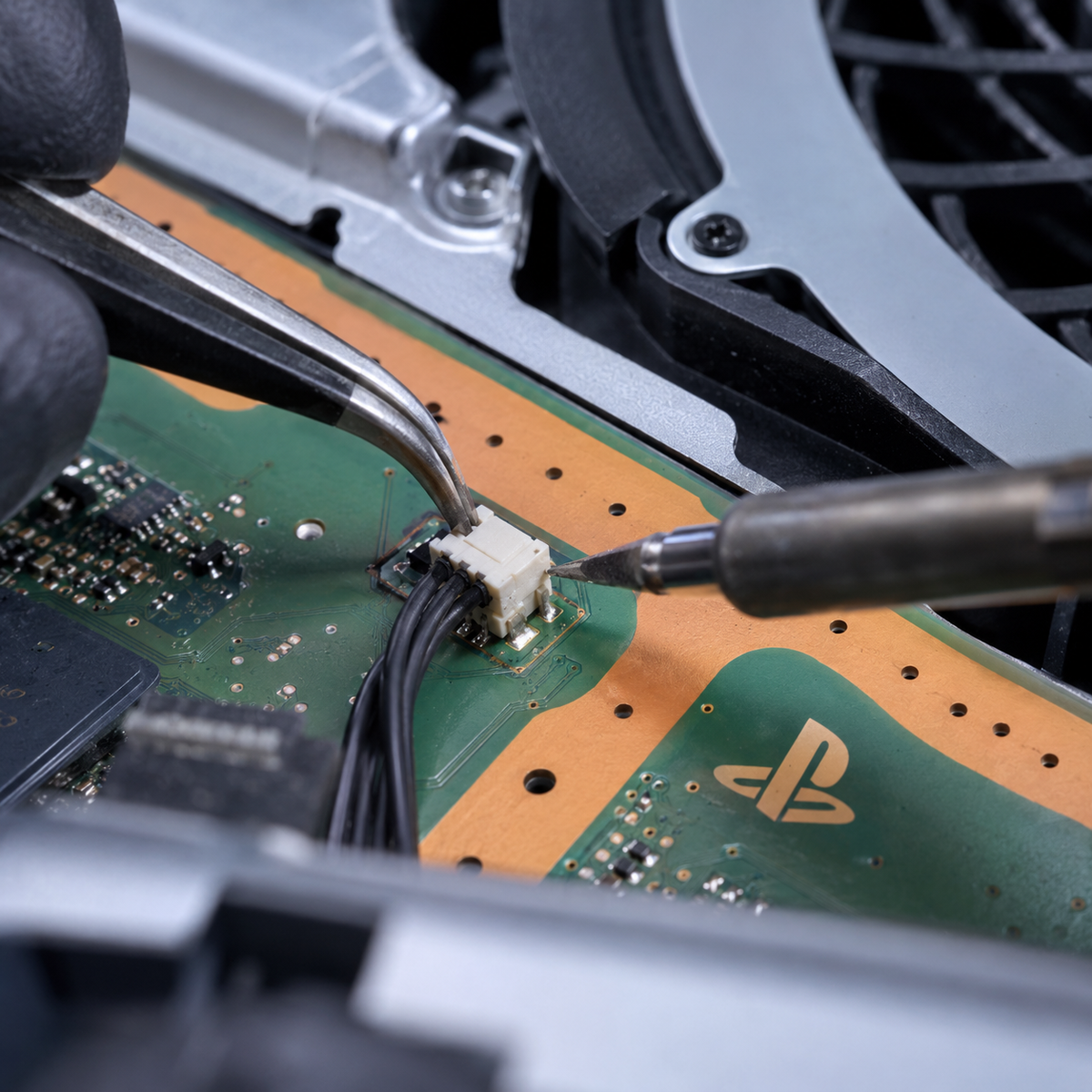 PS5 Lüfterstecker Reparatur – Lüfteranschluss auf einer PlayStation 5 Platine wird repariert